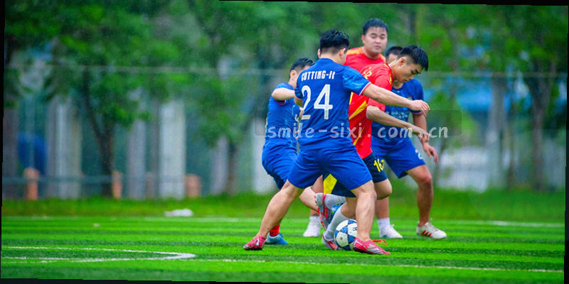 四喜娱乐新闻中心顶部动态几何装饰，橙色圆环与黄色弧线构成明亮视觉